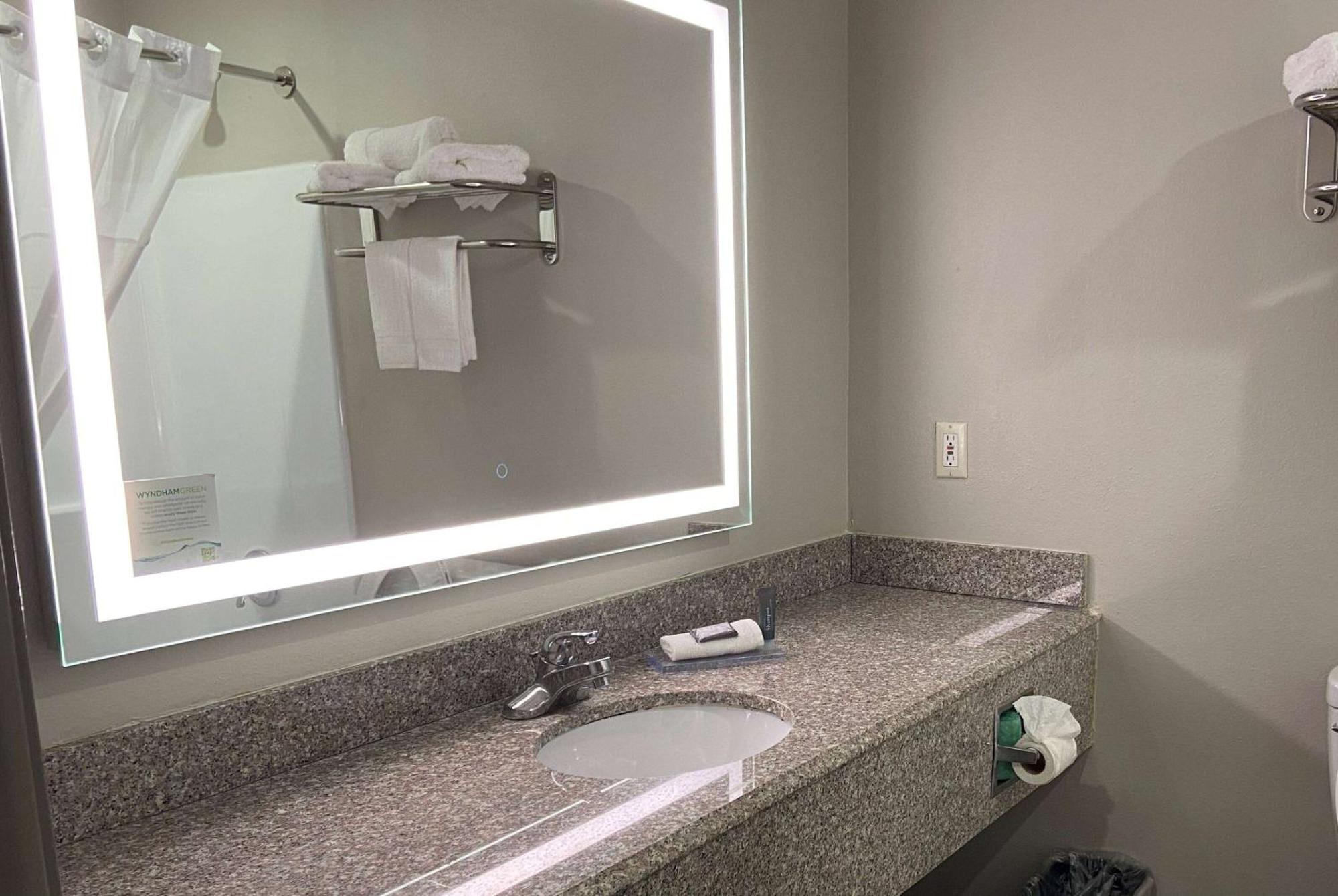 Days Inn & Suites By Wyndham Tahlequah Extérieur photo